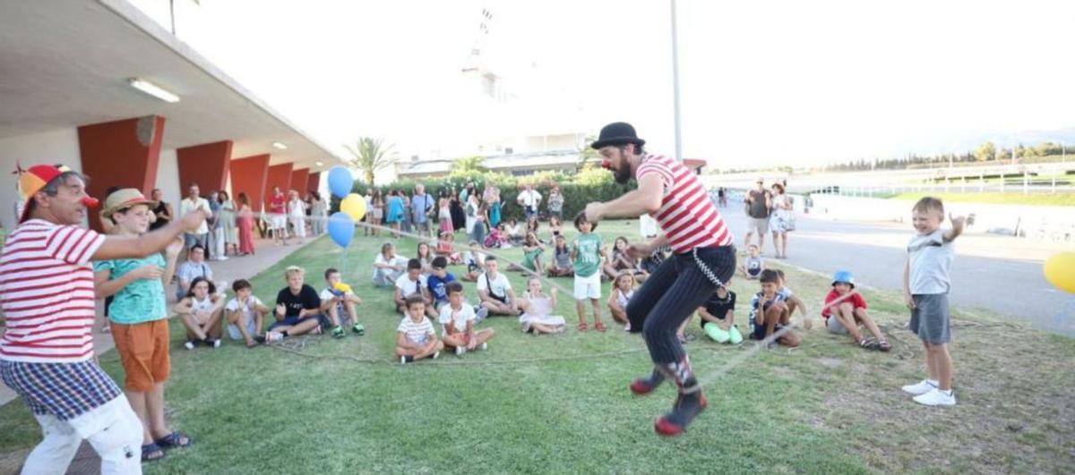 Los niños se entretuvieron saltando a la comba con los payasos  | CONSELL DE MALLORCA