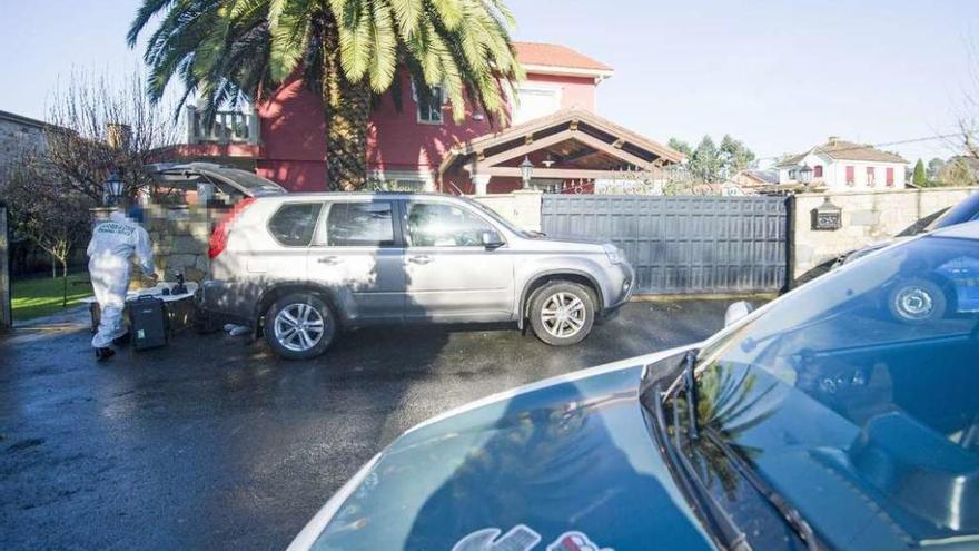 Agentes de la Policía Judicial recaban pruebas tras el asalto en una vivienda de Carballo.