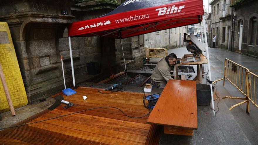 El Concello cambia el entarimado de madera de acceso a la iglesia de San Bartolomé