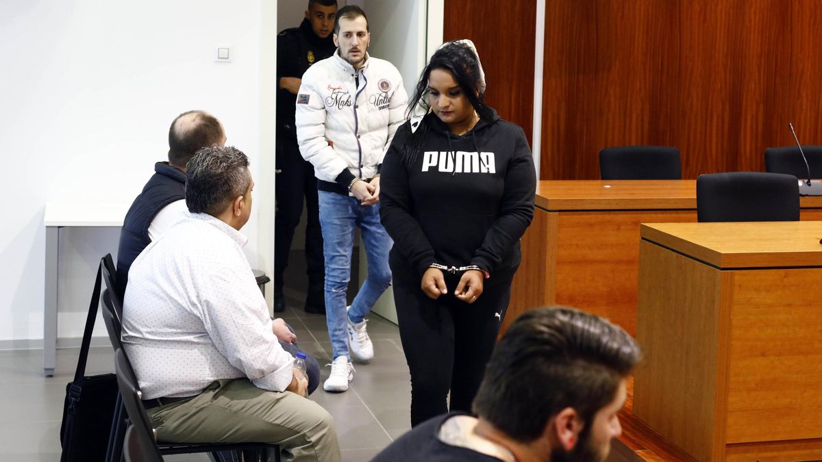 Sara Giménez mira a su tío, en el banquillo, y detrás el sicario que contrataron.