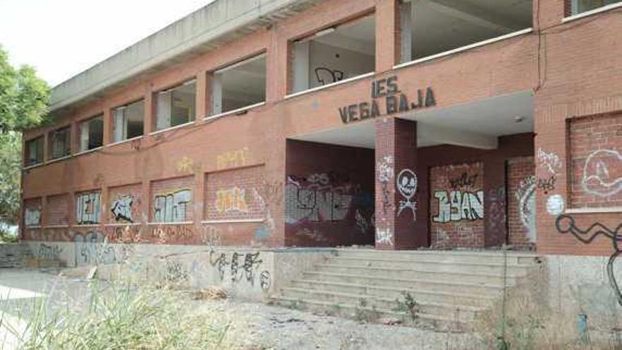 Antiguo instituto Vega Baja, en estado de ruina.