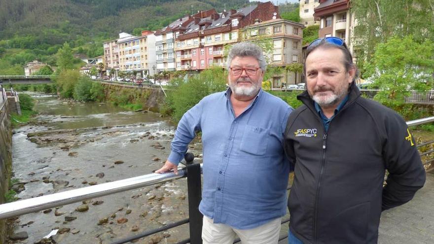 José Luis Bruna y Pedro García, ayer, en el puente de Triana de Infiesto.