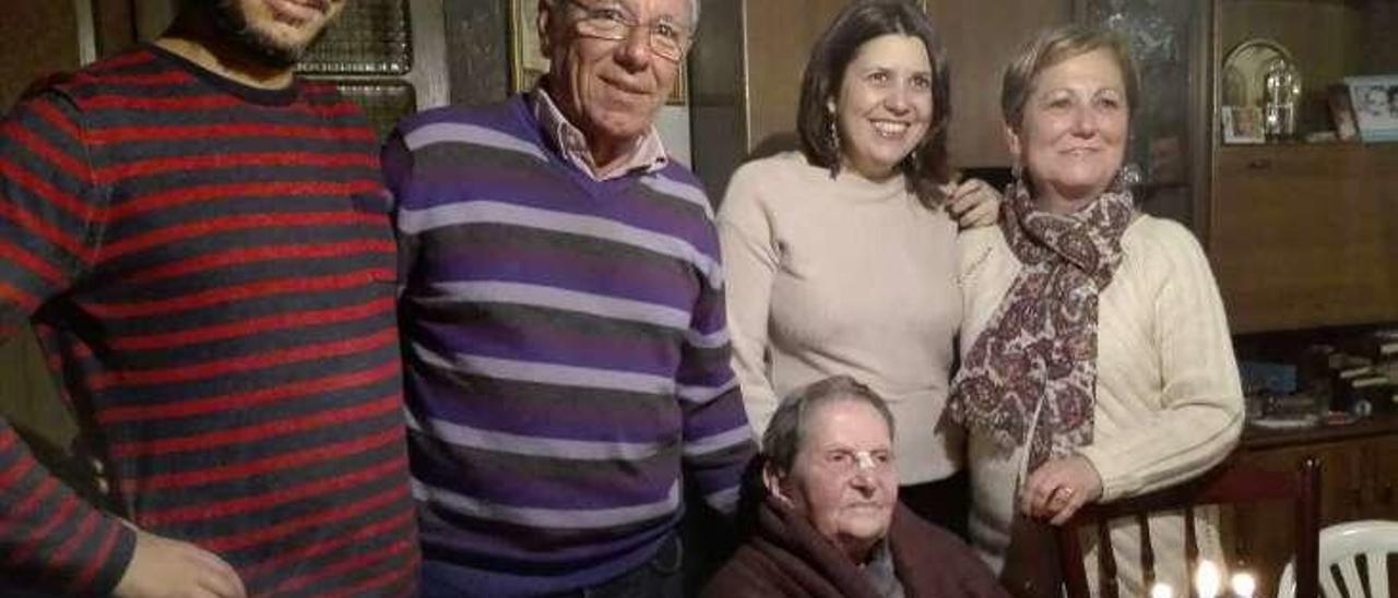 Inés Fernández, el pasado jueves junto a su familia. // FdV