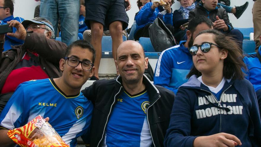 El exalcalde de Alicante, el socialista Gabriel Echávarri, con la camiseta blanquiazul, ayer en la grada rodeado de seguidores del club.