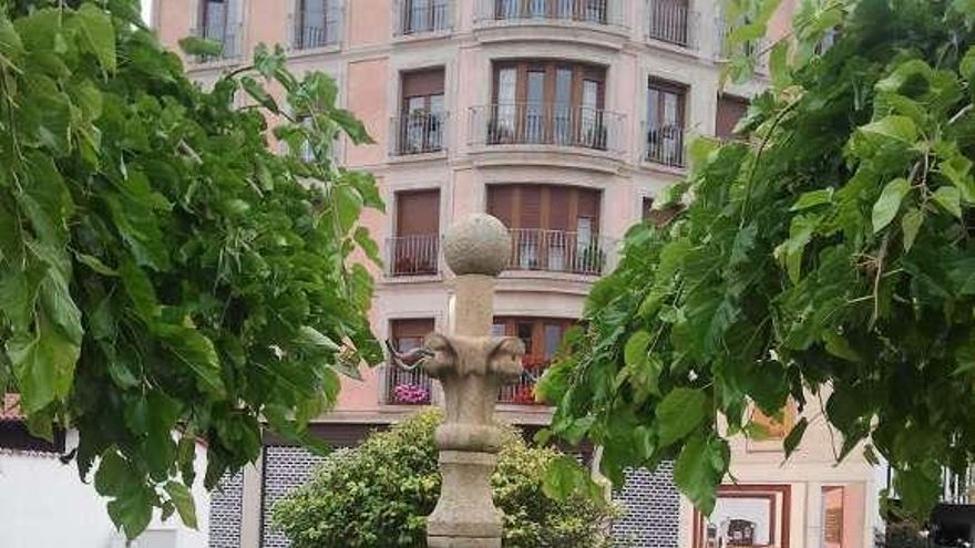 Quejas por la fuente sin agua en la Praza Benito Rivas