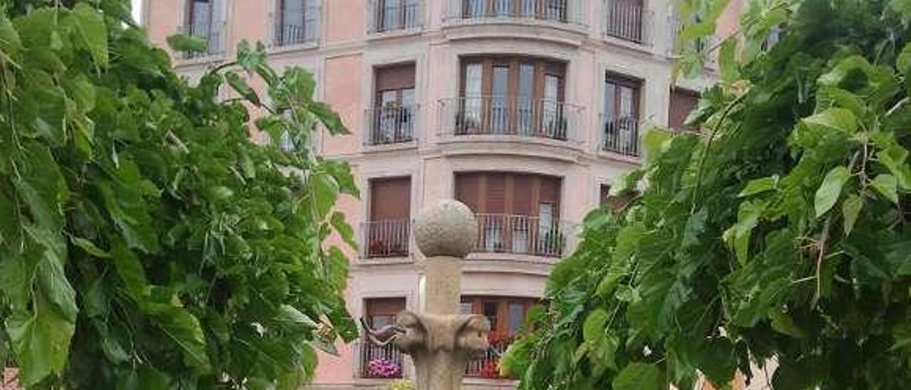 Quejas por la fuente sin agua en la Praza Benito Rivas