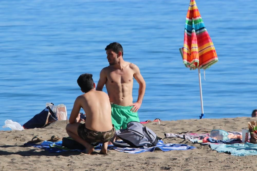 La subida de las temperaturas de los últimos días, que tendrá el sábado sus máximas, ha llevado a muchos malagueños a las playas de la capital.