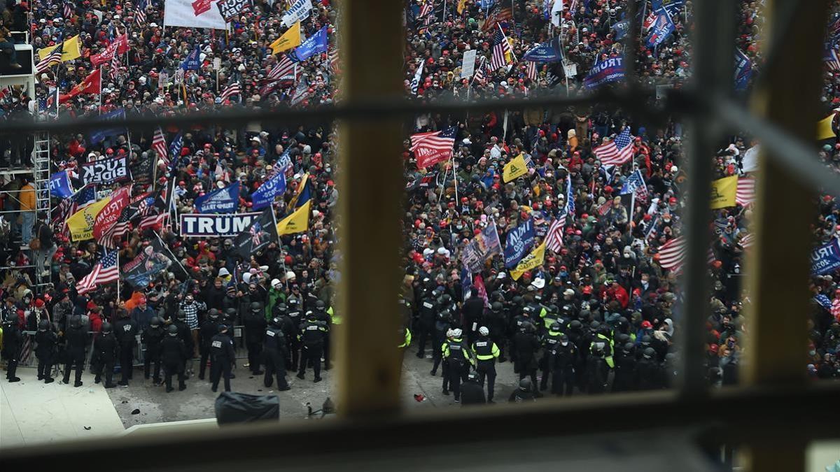 Manifestantes pro-Trump, a las puertas del Capitolio