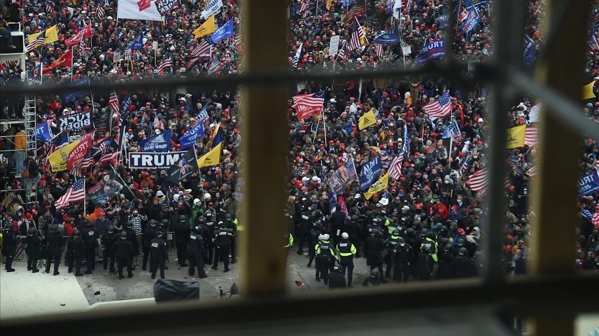 Vista de la turba desde el interior del Capitolio, durante el asalto del 6 de enero de 2021.