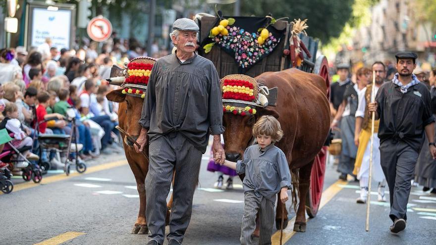 El Bando de la Huerta recupera las carrozas de oficios artesanos y estrena zancudos vestidos con el traje típico