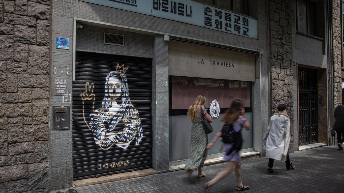 La entrada del bar La Traviesa, en el distrito de Sarrià-Sant Gervasi, en Barcelona.