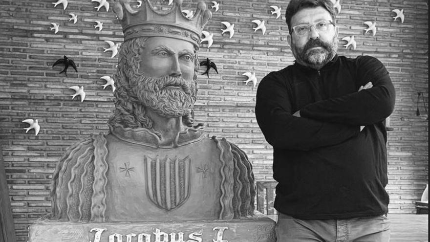 L’artista «Pixurri» amb l’escultura de Jaume I.