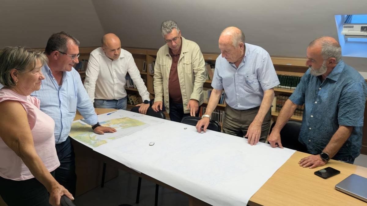Reunión de Javier Bas con los representantes de los colectivos de Vilar.