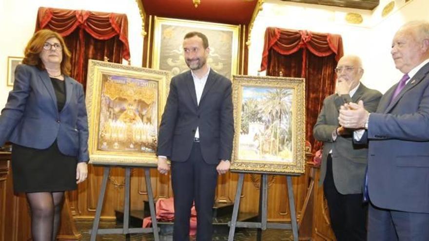 Los dos carteles premiados, la autora, el alcalde, el concejal de Fiestas y el presidente de la Semana Santa, ayer en el salón de plenos de Elche