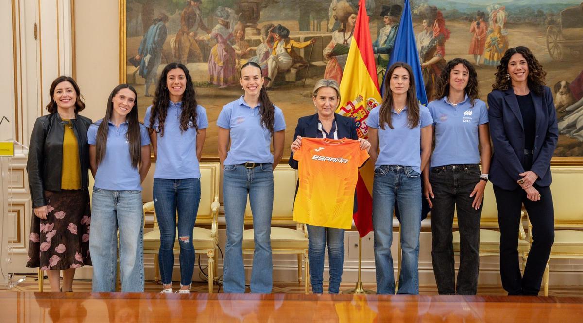 Carmen Avilés, cuarta izquierda, en una recepción en el Ministerio de Educación, Formación Profesional y Deporte.