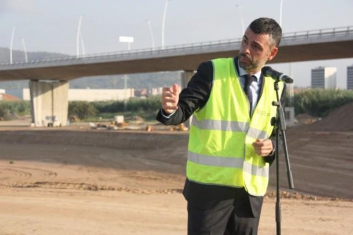 El conseller Vila amb el viaducte de Ca n’Alemany darrere