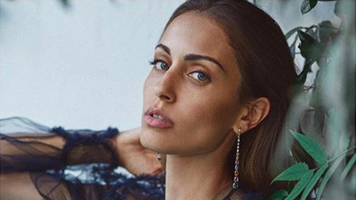 Hiba Abouk,  con vestido de tul de Fendi