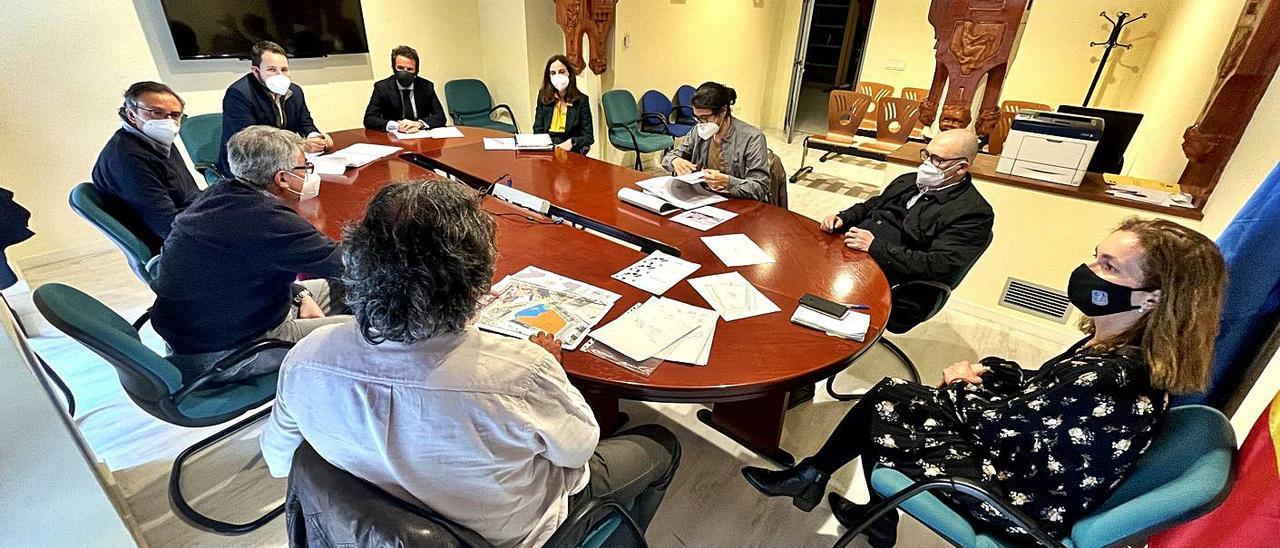 El equipo municipal de Urbanismo, con Patxi Mangado (segundo por la derecha), el pasado martes en una reunión de trabajo relacionada con el proyecto del arquitecto para las torres de San Lázaro. | LNE