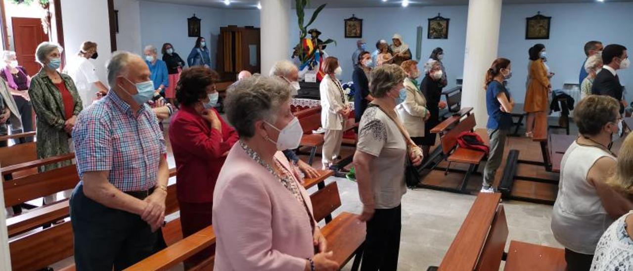 Fieles en la misa de Santiago peregrino en O Burgo.   | // SANTOS ÁLVAREZ