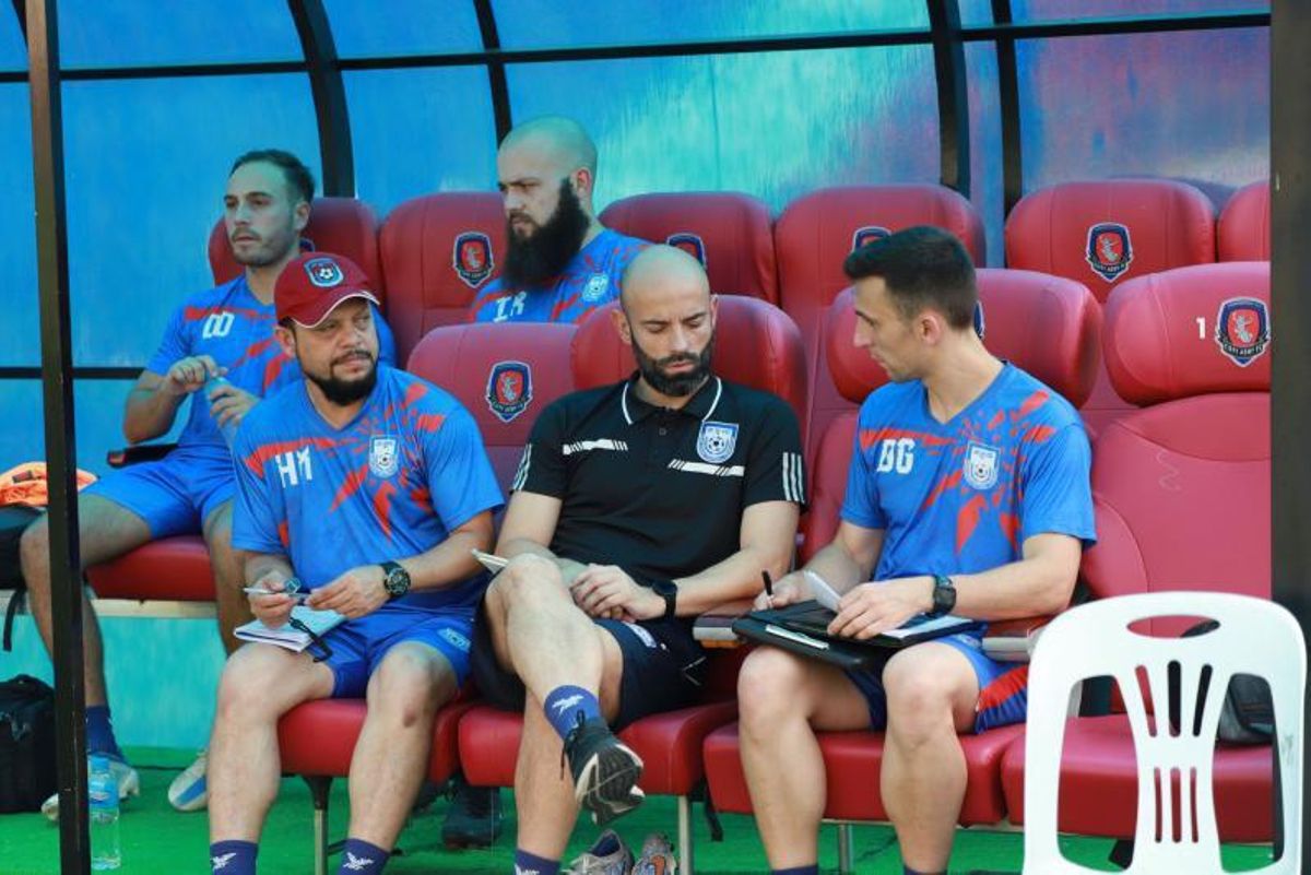 Gómez (derecha) con Cabrera y el resto del equipo técnico. | // FDV