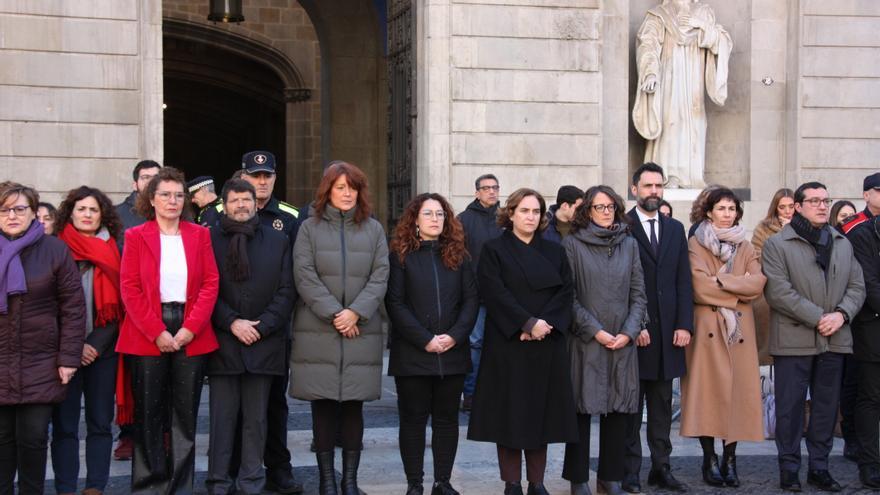 Minut de silenci per condemnar el feminicidi d'una dona trans a Barcelona, a la plaça de Sant Jaume