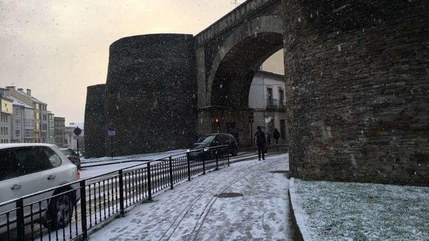 Nieve y hielo en la muralla de Lugo, ayer. // E. P.