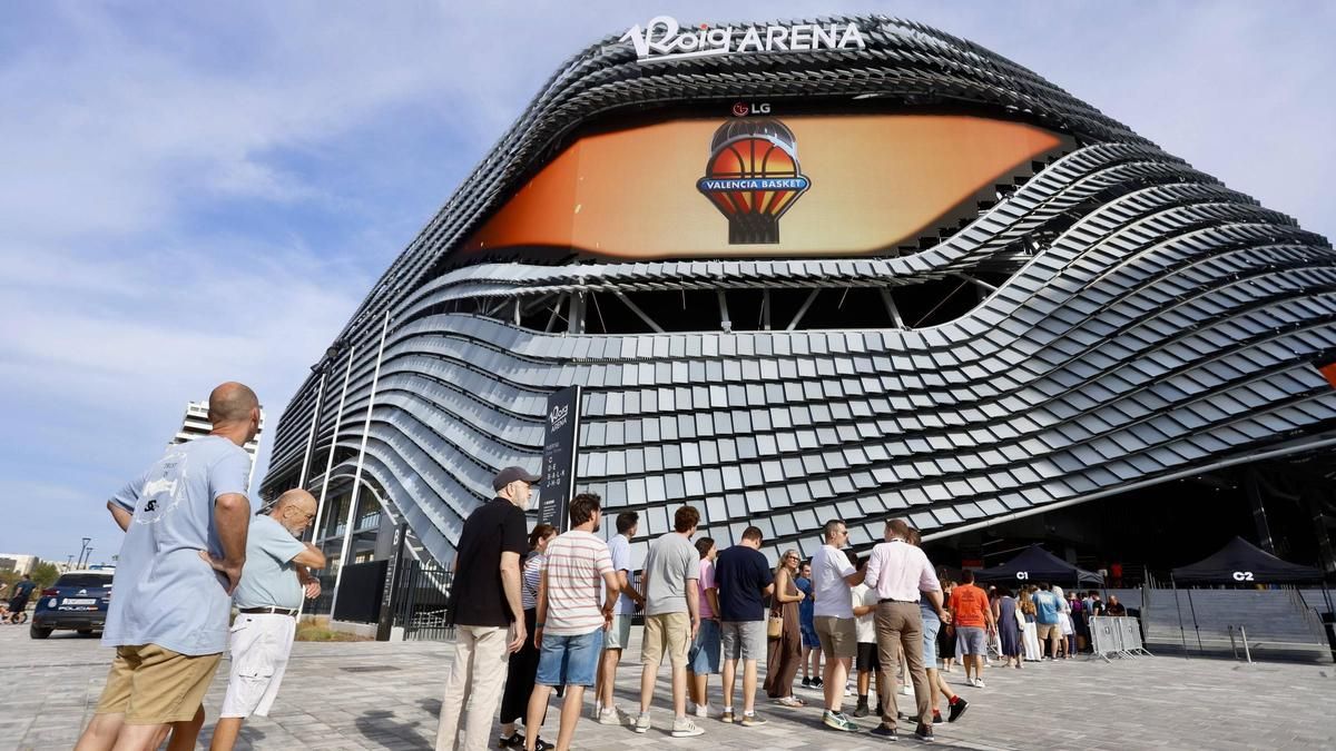 Aficionados abonados de Valencia Basket, el pasado sábado en el acceso al Roig Arena.