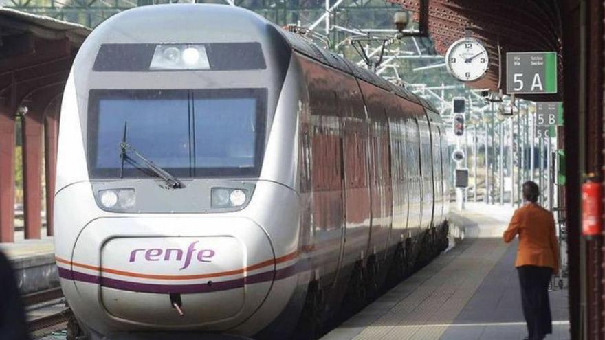 Un tren en la estación de A Coruña. | //