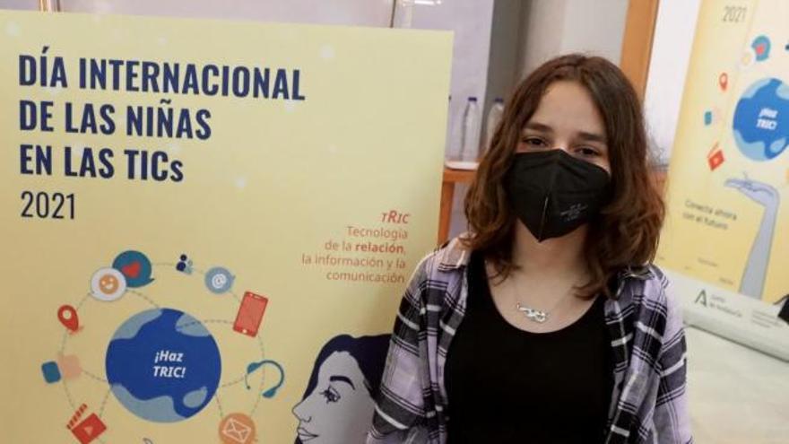 Irene Casanova con el diploma que la reconoce como ganadora.