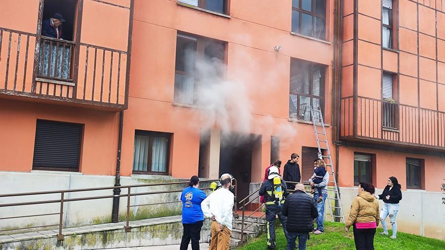 Un incendio obliga a desalojar un bloque de protección oficial en Villaviciosa