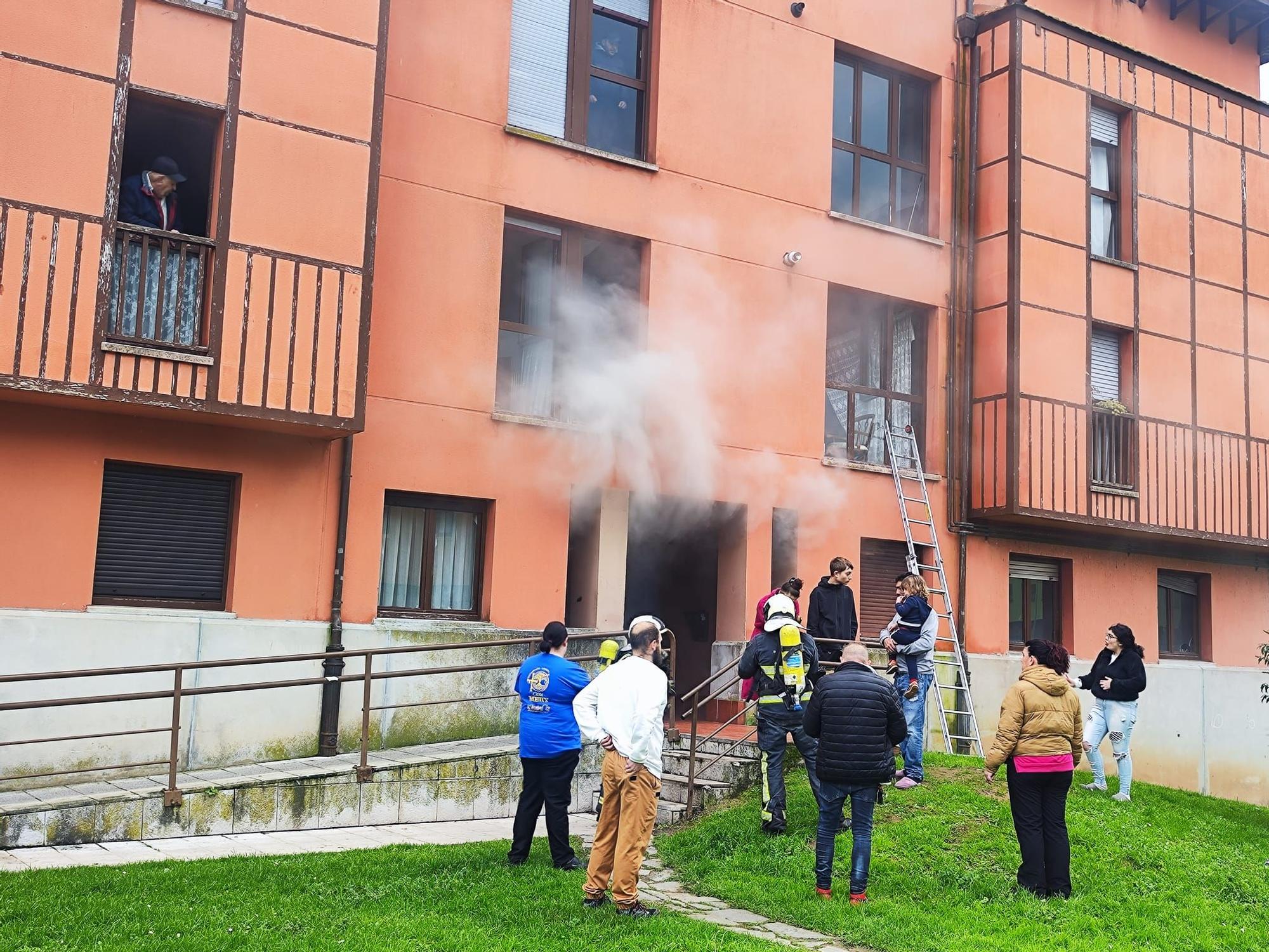 Un incendio obliga a desalojar un bloque de protección oficial en Villaviciosa