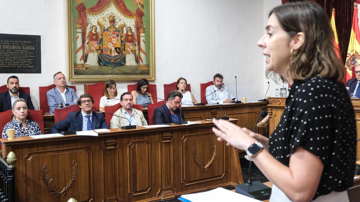 Esther Díez, durante un pleno, con el alcalde y sus compañeros de bancada enfrente.