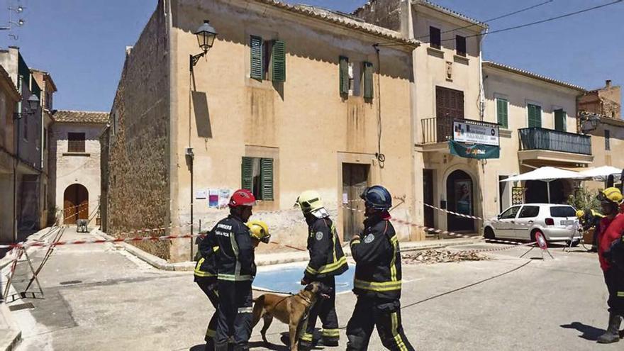 Los bomberos revisaron con perros el lugar para asegurarse de que no había más víctimas.