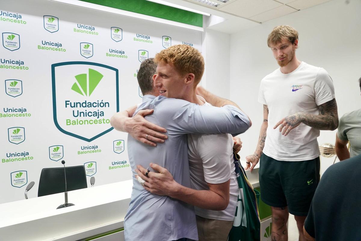 Ibon Navarro se abraza con Alberto Díaz en su rueda de prensa de despedida del Unicaja.