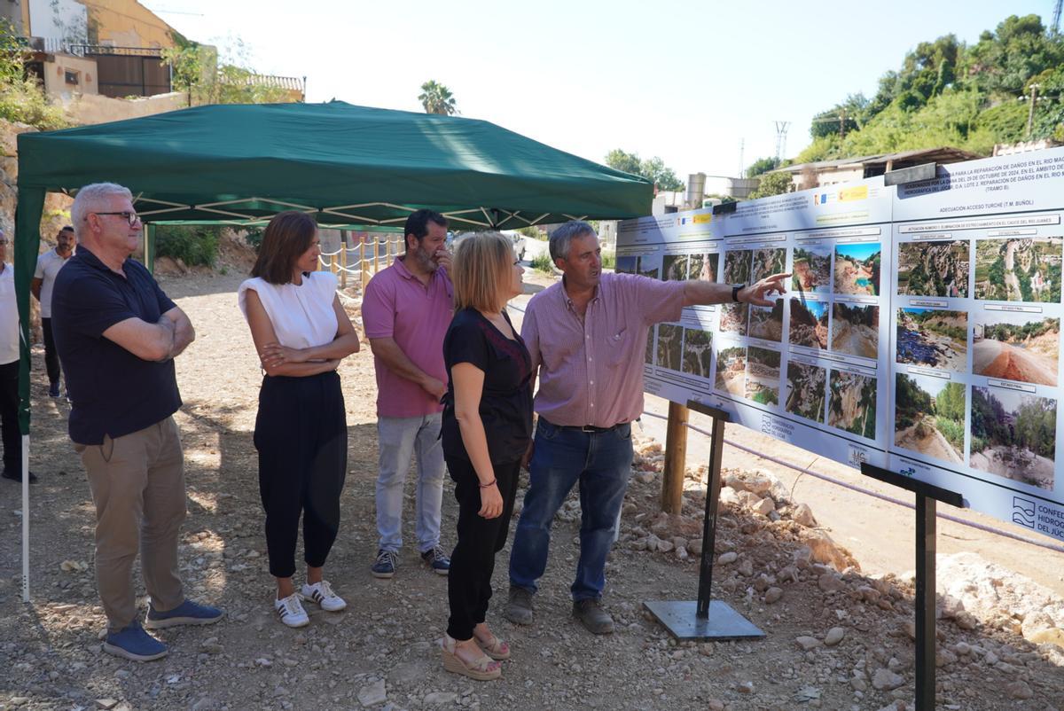 La delegada del Gobierno en la Comunitat Valenciana, Pilar Bernabé, visitando las obras de recuperación del entorno del río Buñol.