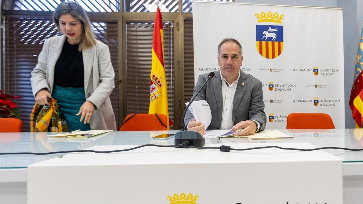 La portavoz socialista de Sant Joan, Esther Donate, junto al alcalde Santiago Román.