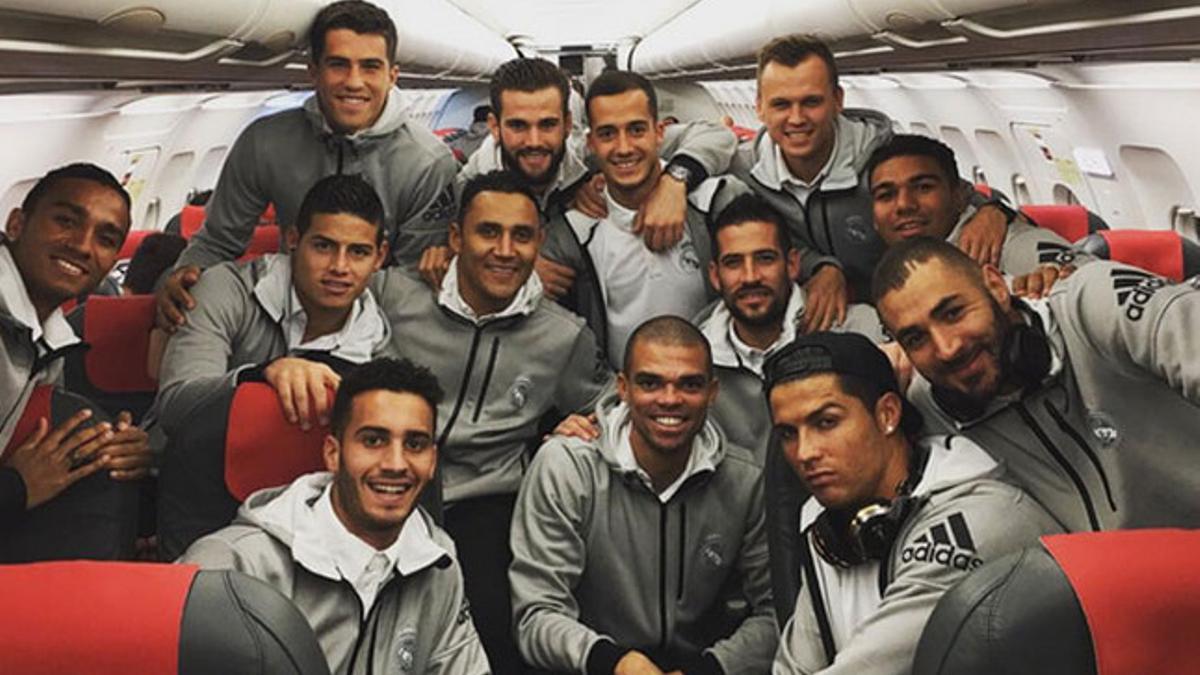 Cristiano Ronaldo, serio en la foto qu colgó Keylor Navas en el viaje de vuelta