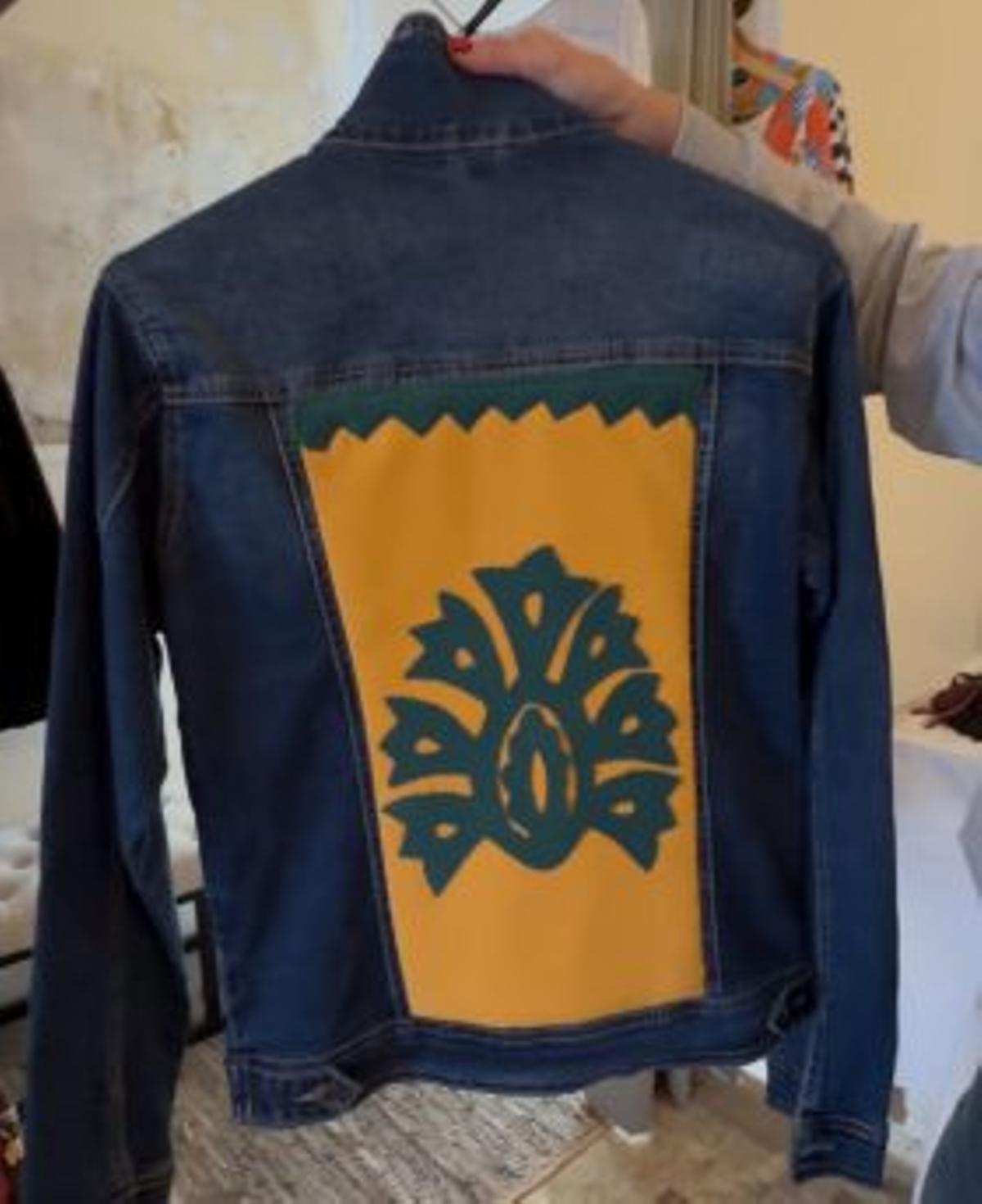 La diseñadora que rejuvenece la ropa antigua y ha descubierto la cazadora vaqueira