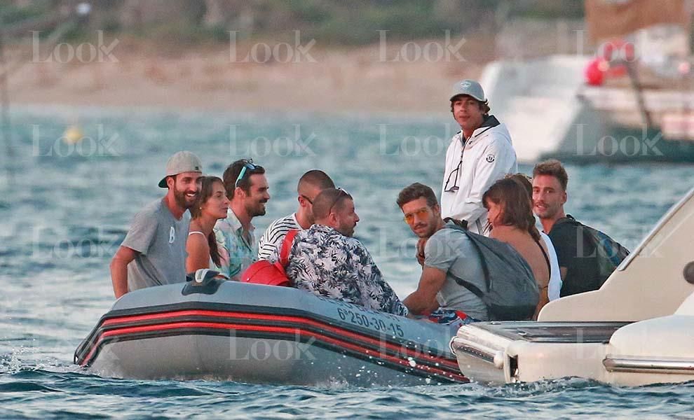 No es muy habitual ver a Pablo Alborán en sus momentos familiares e íntimos, pero la revista 'Look' ha cazado al malagueño en sus vacaciones. ¿Dónde? En Ibiza.