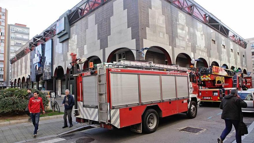 Camiones de Bomberos ante el Centro Comercial San Agustín, el pasado lunes.