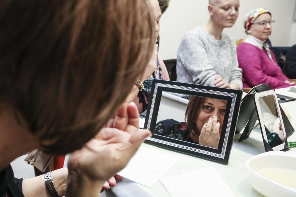 Curso de maquillaje para enfermas de cáncer en el HUCA