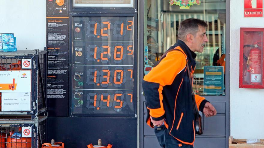 Precios del gasóleo y gasolina en una gasolinera de Vigo // Marta G. Brea