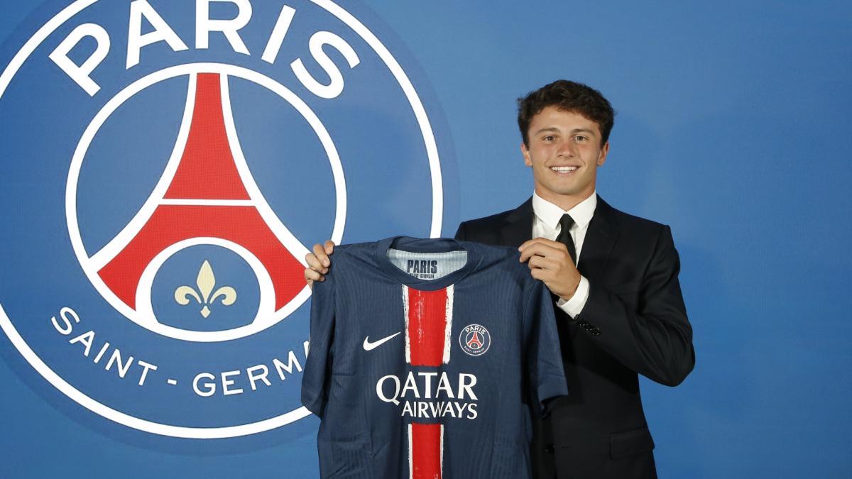 Joao Neves, con la camiseta del PSG en su presentación