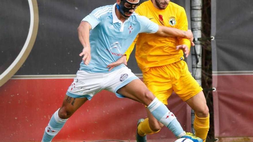 El céltico Samu, que jugó con una máscara protectora, conduce el balón ante la oposición de un rival del Burgos, ayer en Barreiro. // R. Grobas