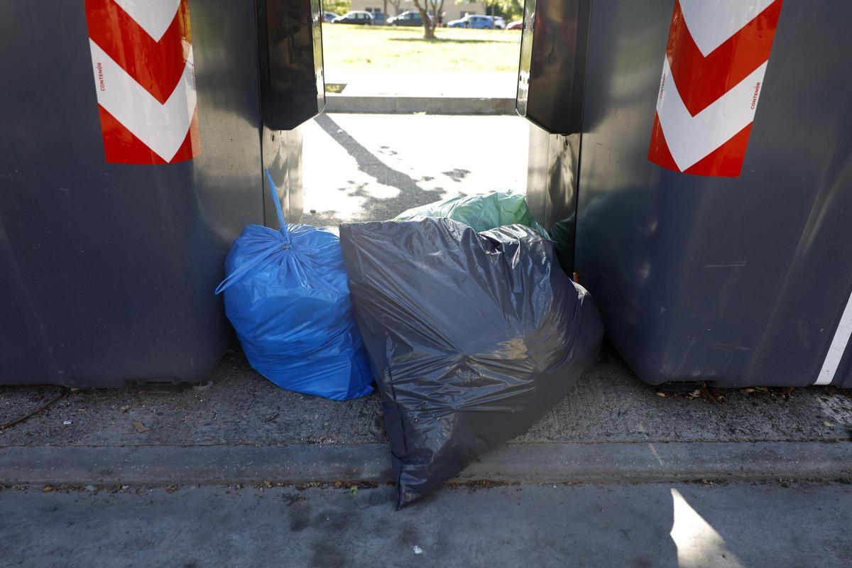 Una práctica muy frecuente es abandonar la basura al lado del contenedor cuando está lleno, algo que no exime al ciudadano de su conducta incívica