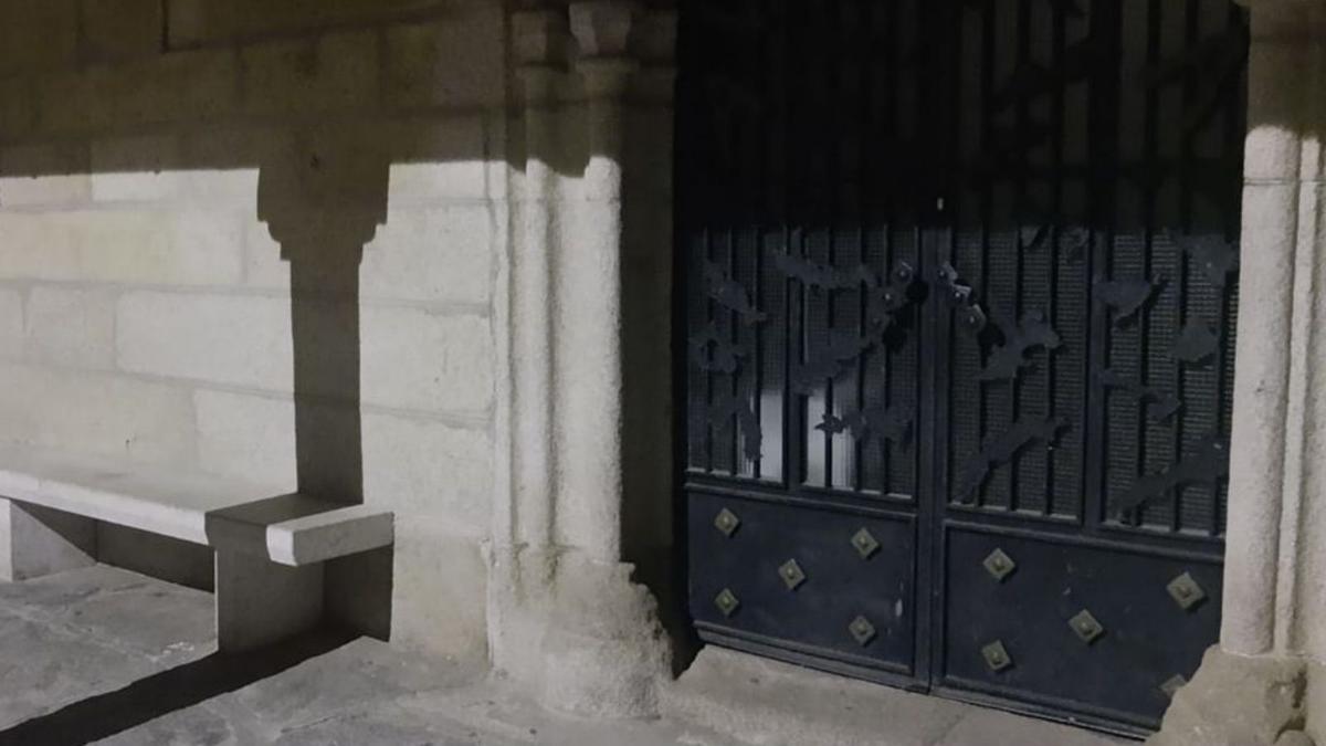 Puerta de la iglesia de El Puente, forzada por los ladrones. | A. B.