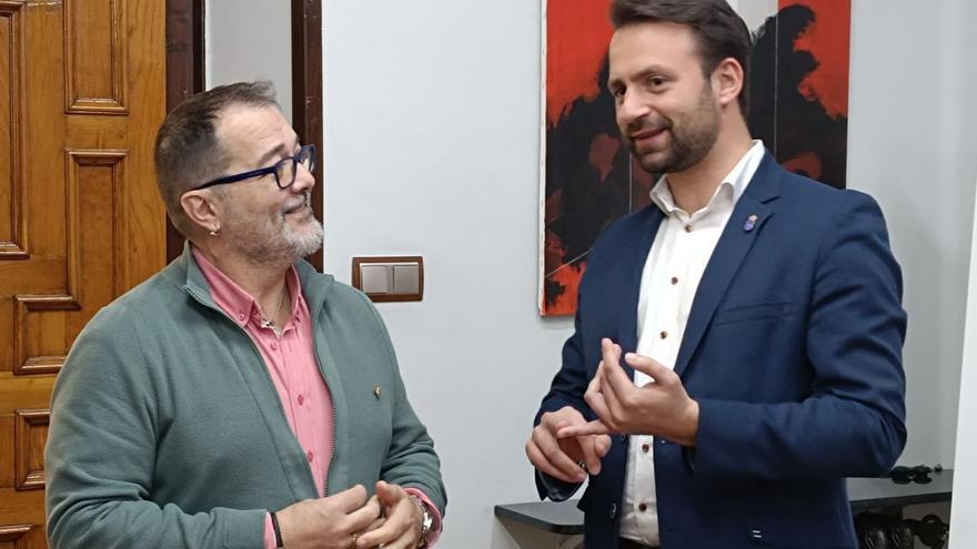 Roberto García conversa con Álvaro Queipo (derecha) en el Ayuntamiento de Langreo.