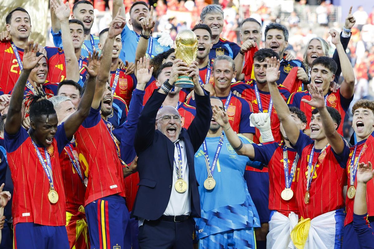El seleccionador de España Luis de la Fuente celebra con el trofeo del Mundial de la FIFA 2026 este domingo, tras vencer a Argentina en la final en el estadio MetLife en East Rutherford (EE.UU.).