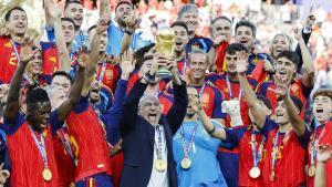 El seleccionador de España Luis de la Fuente celebra con el trofeo del Mundial de la FIFA 2026 este domingo, tras vencer a Argentina en la final en el estadio MetLife en East Rutherford (EE.UU.).