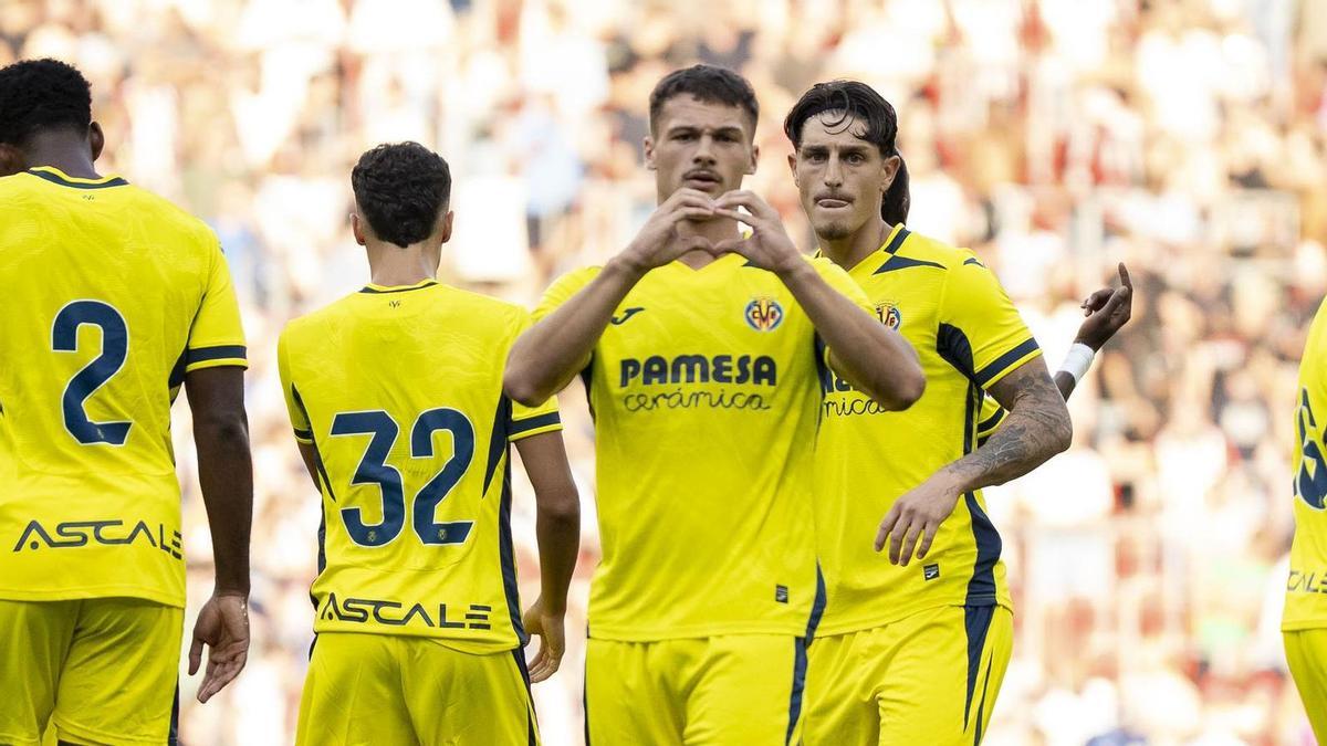 Pau Cabanes celebra un gol con el Villarreal durante la pretemporada.
